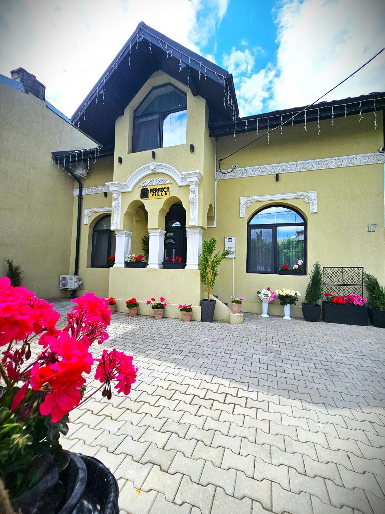 Perfect Villa Плоещ Екстериор снимка